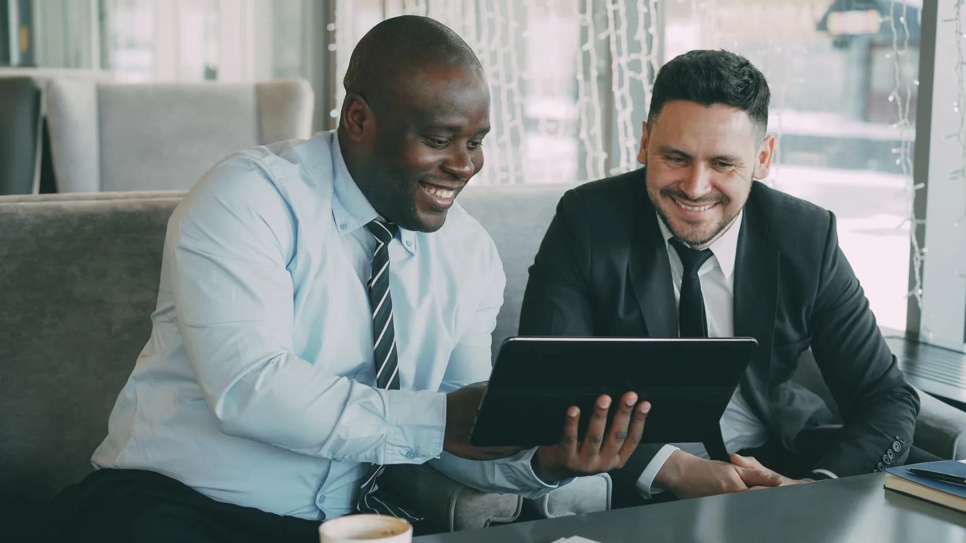 Uomo d'affari che utilizza un laptop con visualizzazione di dati