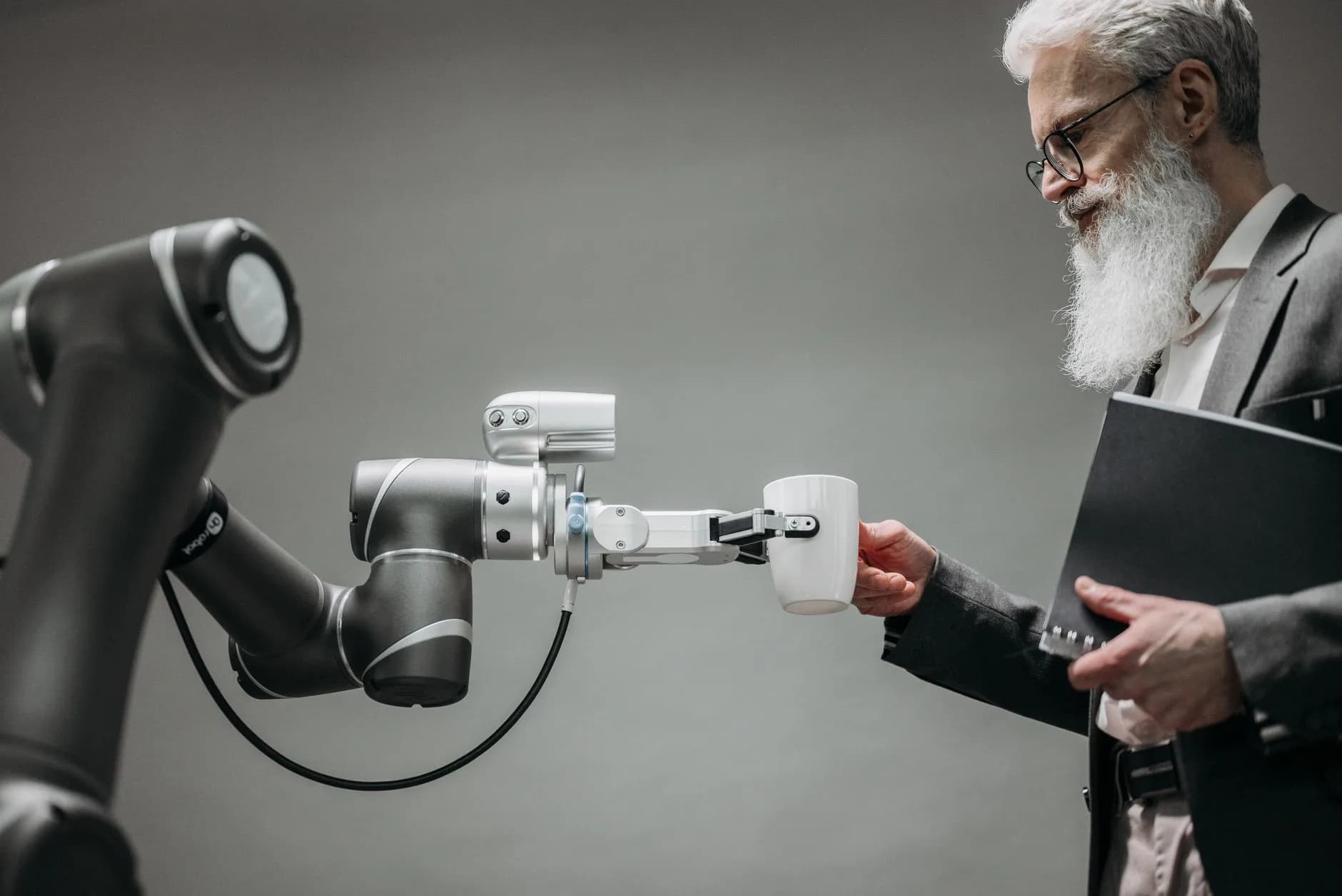 Un imprenditore che utilizza strumenti di intelligenza artificiale