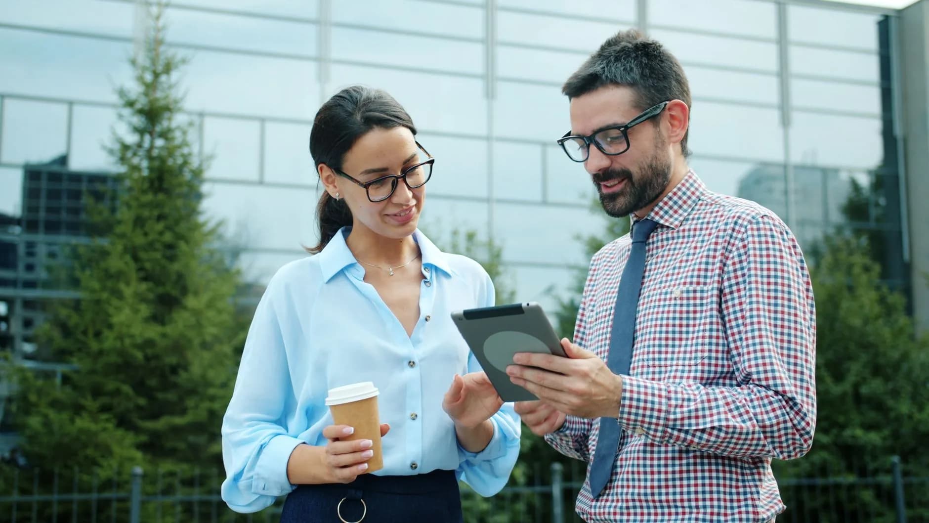 Ufficio con computer e grafici di machine learning