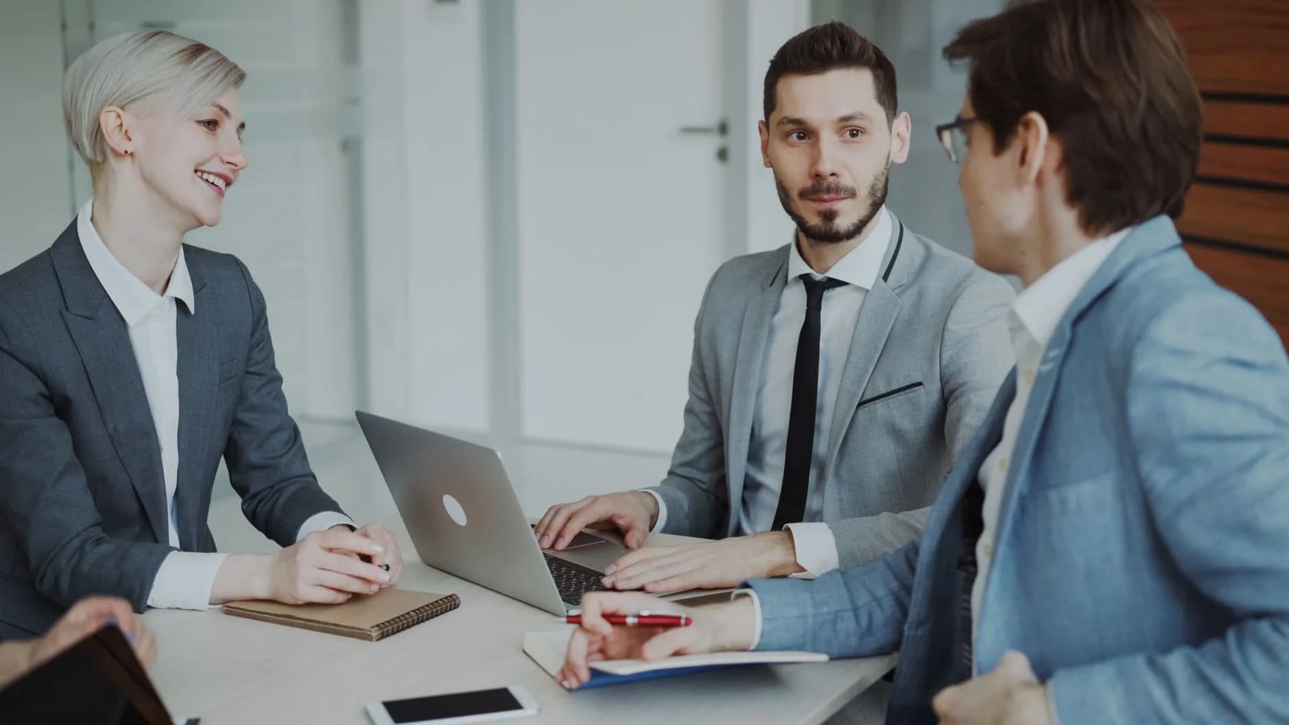 Un team aziendale discute di tecnologia CRM