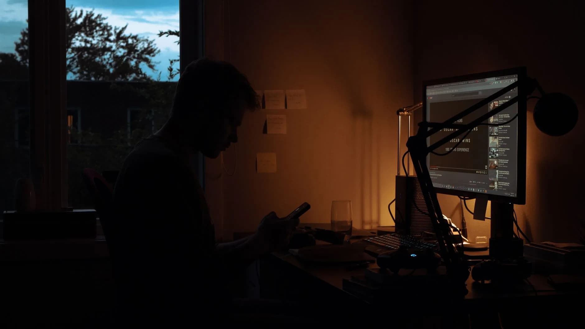 Un ufficio con computer e simboli di sicurezza informatica