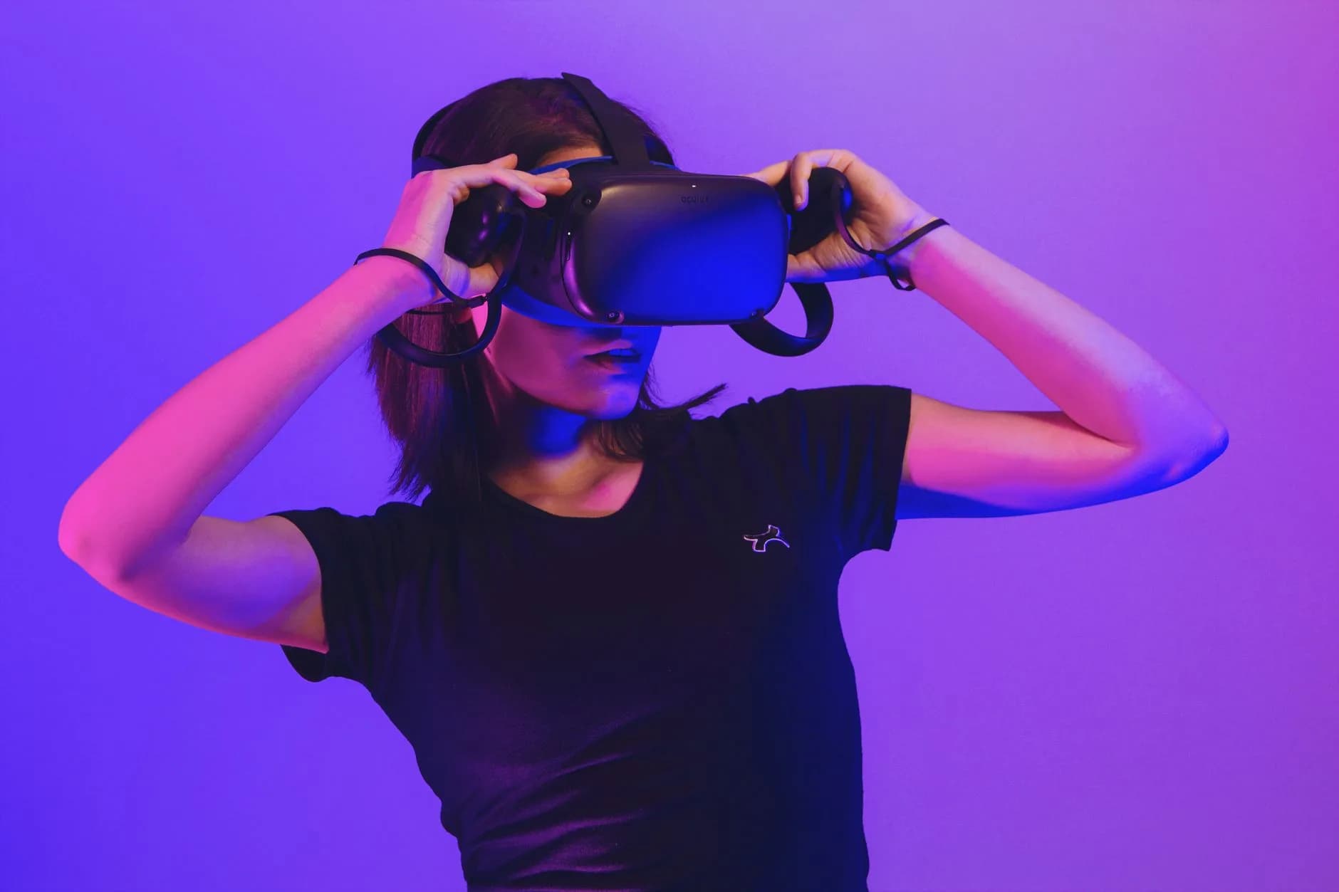 Una persona che indossa un visore di realtà virtuale