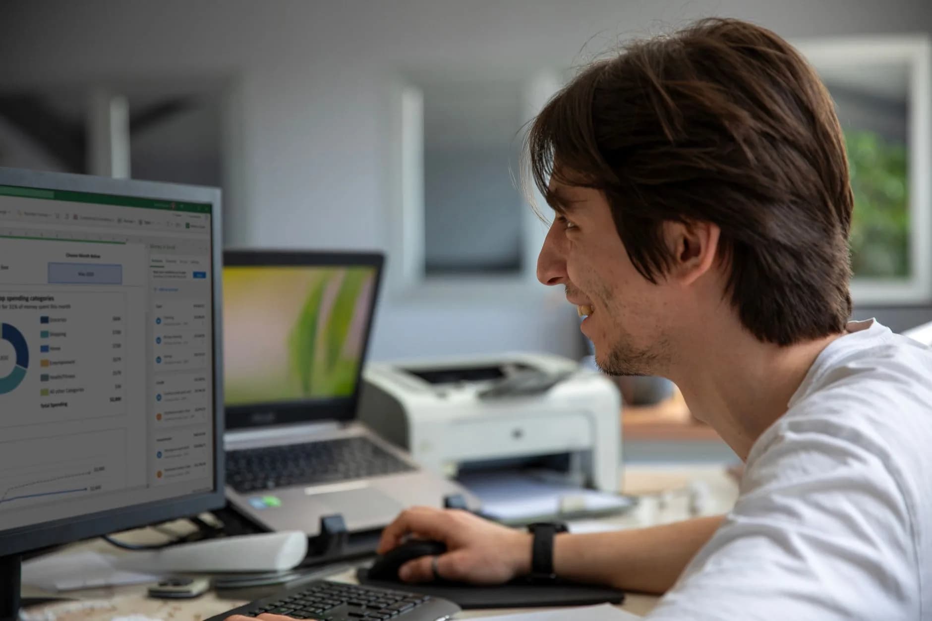 Un team che discute l'implementazione di un software gestionale.